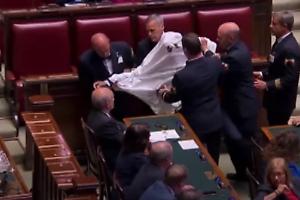 Camera dei Deputati, Riccardo Magi espulso dall’Aula vestito da fantasma