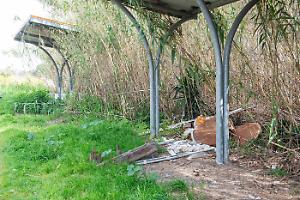 Il parco giochi ricoperto di rifiuti, Brandizzo corre ai ripari