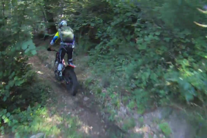 Cartelli divelti sui sentieri da trial nel Canavese