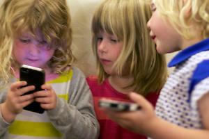 Social e minori, Torino apre il fronte: «Rischiamo di perdere un’intera generazione»