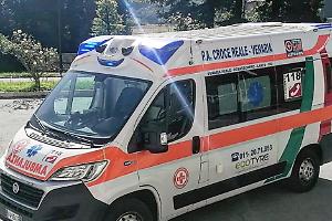 Venaria Reale, auto colpisce due vetture in sosta: probabile un malore del conducente