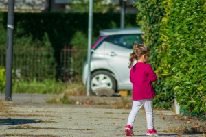 Bimba di due anni vaga sola a Ciriè: soccorsa dai passanti e riconsegnata ai genitori