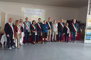 Rinnovato l'accordo per la manutenzione del sentiero delle Pietre Bianche nel Cavavese