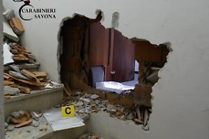 Tentato furto alla banca di Varazze: arrestati quattro uomini residenti nel Torinese