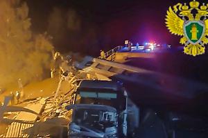 Russia, ore di paura: due ponti crollano, treno precipita in autostrada e prende fuoco