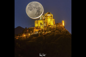 La luna sopra la Sacra: lo scatto mozzafiato di Valerio Minato incanta Torino