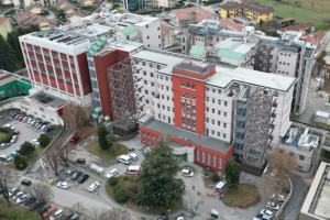 Pinerolo, accesso alle camere mortuarie dell’ospedale modificato: lavori per la nuova torre dissipativa