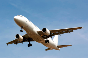 Ritardi aerei: cosa cambia per chi viaggia? Scattano nuove regole Ue