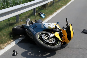 Motociclista muore sul colpo dopo l'incidente stradale sulla bretella