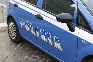Scoperti con la refurtiva e 2.200 euro in auto a Biella: fermati due truffatori seriali ricercati dalla Polizia