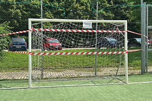I vandali danneggiano le porte, chiuso il campo da calcio comunale