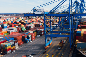 Crolla l’export cinese: l’effetto dazi affossa Pechino, trattative in stallo