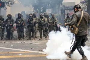 Caos migranti, proteste anche a Dallas: l’America si infiamma da New York a Los Angeles