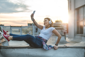 L'ultima follia dei giovani di Cuorgnè: arrampicarsi sui tetti per un selfie. Appello della sindaca ai genitori
