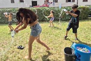 Barriera, alle case popolari c'è la "guerra" dei gavettoni: «Così sconfiggiamo il caldo»