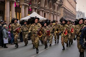 Torino celebra 189 anni di storia bersagliera: sfilata e concerto in piazza per il Corpo dei Bersaglieri