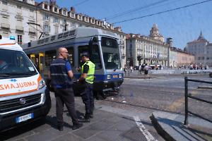Ciclista investito in piazza Castello: ferito in ospedale