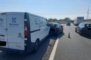 Incidente in tangenziale, tre veicoli coinvolti: due persone trasportate in ospedale