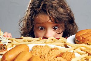 Crescente allarme per la dieta dei giovani italiani: boom di cibi ultra-processati e rischi per la salute