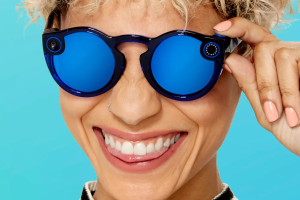 Gli occhiali del futuro firmati Snapchat: le novità partono da dietro una lente