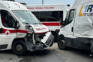 Incidente in strada San Mauro: furgone taglia la strada all'ambulanza in servizio