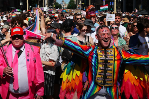 Una marea umana travolge Budapest: quasi 200mila in marcia contro Orban e per i diritti Lgbt+