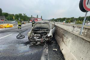 Incidente sul raccordo Torino-Pinerolo: perde il controllo dell'auto e finisce contro il guardrail