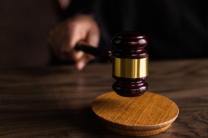 Condannato per fuga dopo incidente: otto mesi a un automobilista torinese