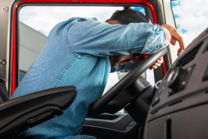Camionista si suicida a 59 anni per lo stress: verso l'abbreviato i capi che lo vessavano