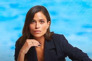 Veronica Gentili spegne 43 candeline: il "bacio" con Marco Travaglio, la lite con Feltri e il mistero della chirurgia estetica