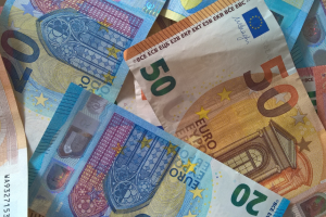 La ricchezza in Italia è degli over 50: ecco perché le nuove generazioni sono sempre più povere