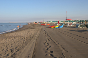 Montalto di Castro, il padre del ragazzo sepolto dalla sabbia indagato per omicidio colposo