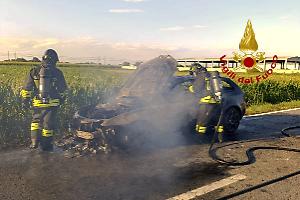Auto prende fuoco a Crescentino: vigili del fuoco domano le fiamme, nessun ferito  [ LE FOTO]