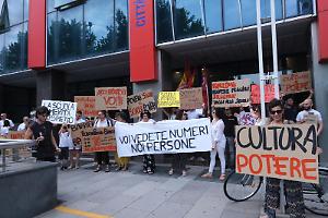 Scuole accorpate: allarme gli istituti "mostri" nei quartieri fragili