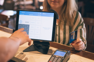 Fuggono senza pagare, i due avevano una spesa di quasi ottanta euro nel locale a Chieri, la titolare ora cerca i due colpevoli