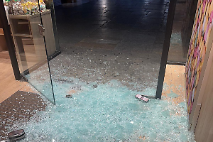 Sale ancora in bollettino spaccate: vetrine e fiducia dei commercianti in frantumi