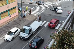Via Lancia a Torino l'ennesimo incidente sulla ciclabile, i cittadini scrivono "Servono dissuasori di velocità"