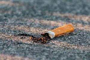 Muore per il cancro legato al fumo, la Cassazione riapre la strada al risarcimento per i familiari dopo il rifiuto delle prime istanze