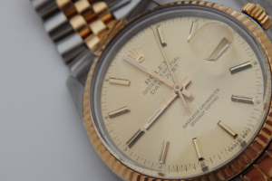 Lo picchiano e gli rubano il Rolex da 6mila euro, indagano i carabinieri