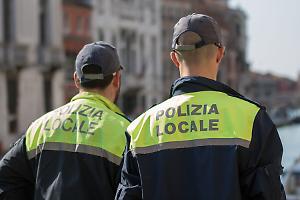 Abusivismo in centro, sequestrati 55 capi contraffatti: venditore in fuga tra i turisti