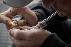 Gazebo e volantini nelle piazze dove si spaccia: così il Pd vuole debellare il crack a Torino