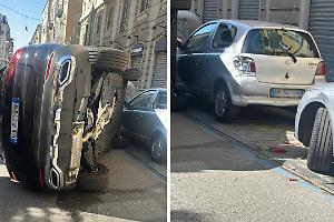Noleggia un suv Mercedes, si ribalta e va a sbattere contro due auto parcheggiate