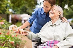Formazione gratuita per chi assiste anziani: torna il percorso per caregiver promosso dall’Asl Cn2