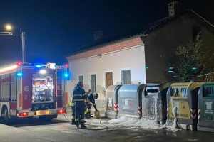 Vandali in azione a Volvera: incendiati i cassonetti dei rifiuti