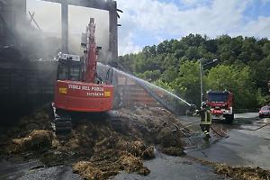 Fienile in fiamme a Castelletto d'Orba: vigili del fuoco in azione