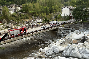 Tragedia in acqua, muore annegato nella cascata davanti al fratello