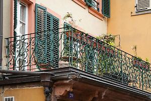 «Si masturbava sul balcone» finisce a processo per stalking