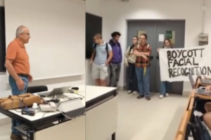 Il Poli sospende il "prof soldato". Polemica per l'intervento del rettore