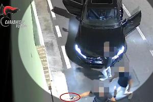 Favria, agguato in strada: uomo ferito gravemente a colpi di pistola. Quattro fermi nel Torinese