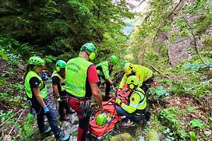 Trausella, cercatore di funghi colto da malore: salvato dal Soccorso Alpino